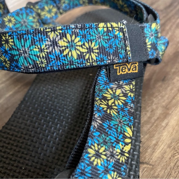 Floral TEVA water proof adjustable straps sandals - Picture 3 of 6